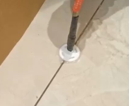 夹江瓷砖空鼓维修公司专业解答瓷砖在铺贴过程中，如果没有涂抹均匀到位的粘结材料（如水泥砂浆或瓷砖胶），可能会导致以下问题
