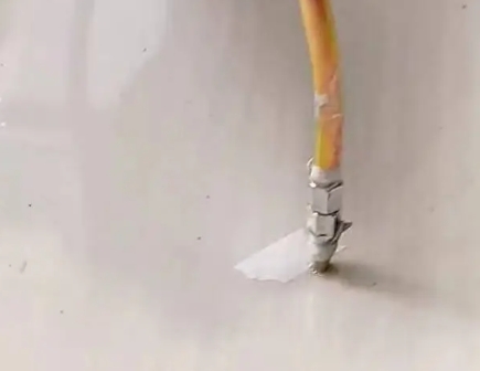 夹江瓷砖空鼓维修公司专业解答在瓷砖铺贴过程中，如果使用的砂料过粗（如全部使用了粗砂），可能会导致以下问题